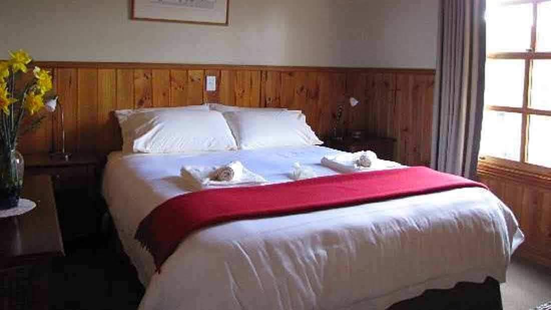Tin Dragon Trail Cottages Ah Back Cottage bed
